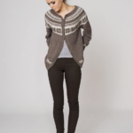 Nancy peysa lokuð og hneppt