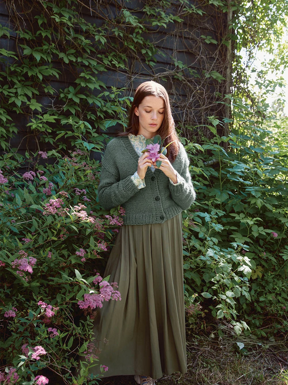 2cc6ec63-24b4-499e-b098-bab593a5f8c1.webp Embla hneppt peysa-T13-08 - Image 1